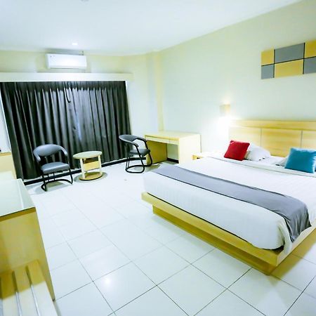 Merpati Hotel Понтианак Экстерьер фото