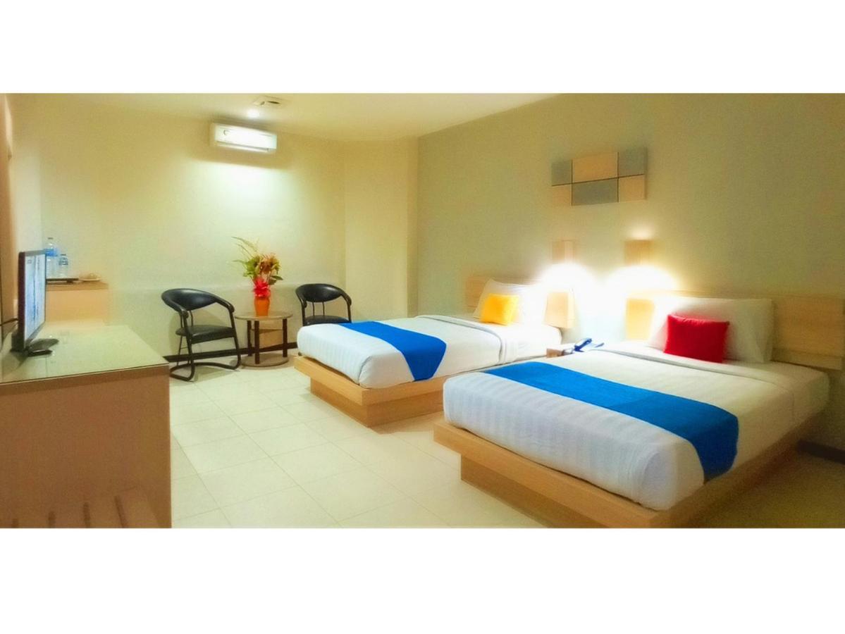 Merpati Hotel Понтианак Экстерьер фото