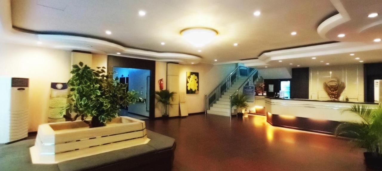 Merpati Hotel Понтианак Экстерьер фото
