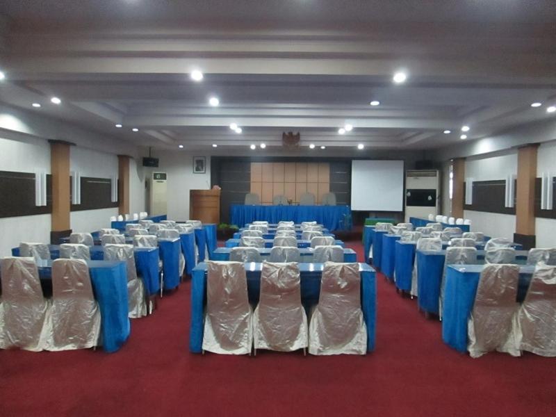 Merpati Hotel Понтианак Экстерьер фото