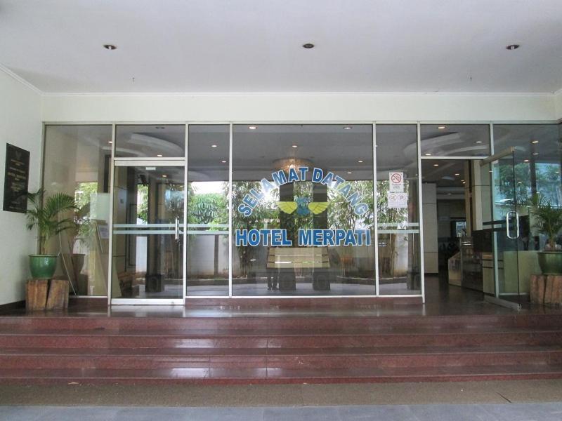 Merpati Hotel Понтианак Экстерьер фото