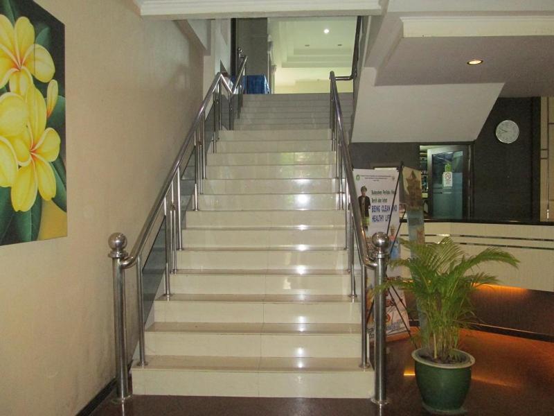 Merpati Hotel Понтианак Экстерьер фото